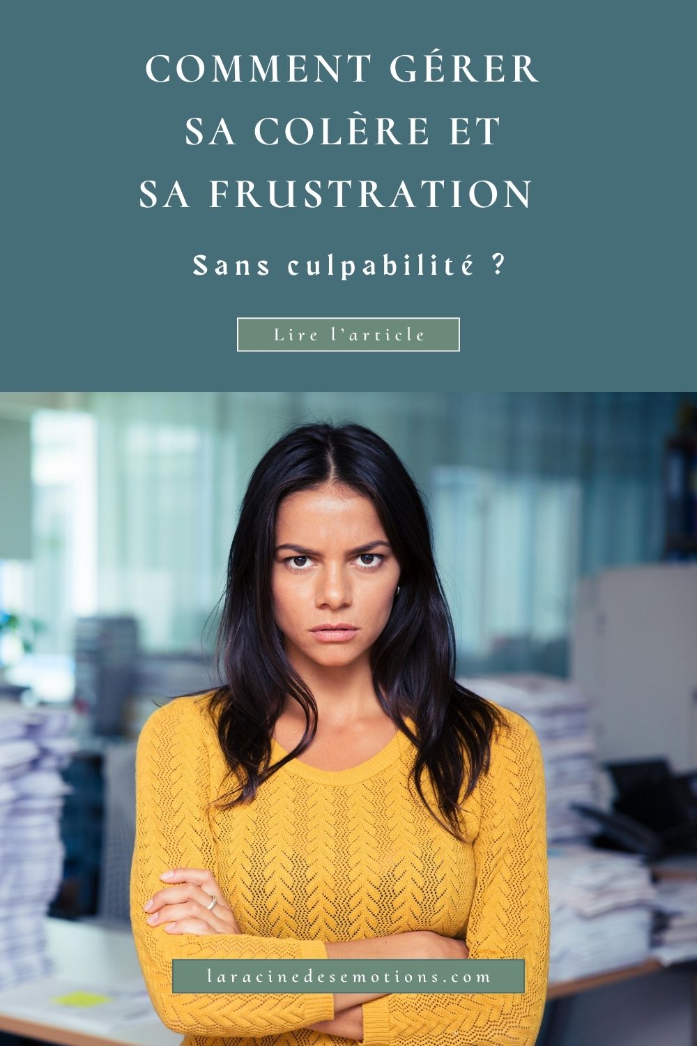 Une femme les bras croisés gère sa colère