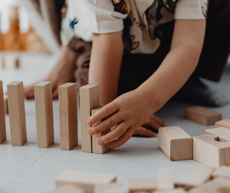 Un enfant joue pour trouver sa place