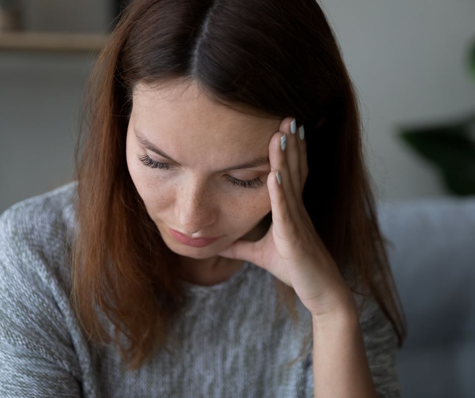 Une femme se questionne sur ses croyances limitantes