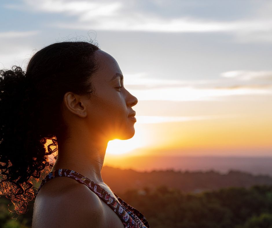 Une femme qui gère son hypersensibilité émotionnelle